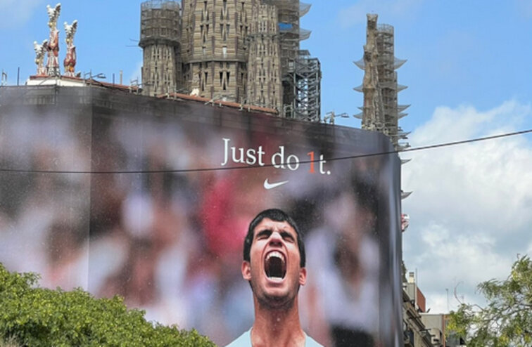 Carlos Alcaraz ziert die Baustellen-Verhüllung der Sagrada Familia in Barcelona