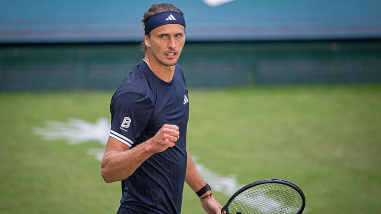 Mit einer grundsoliden und offensiver ausgerichteten Leistung spielte sich Alexander Zverev in zwei engen Sätzen ins Halbfinale von Halle. Getty Images