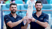 Simone Bolelli und Andrea Vavassori mit ihrem größten gemeinsamen Pokal
