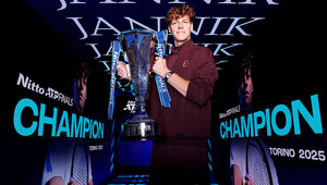 Jannik Sinner mit dem Pokal der ATP Finals 2025