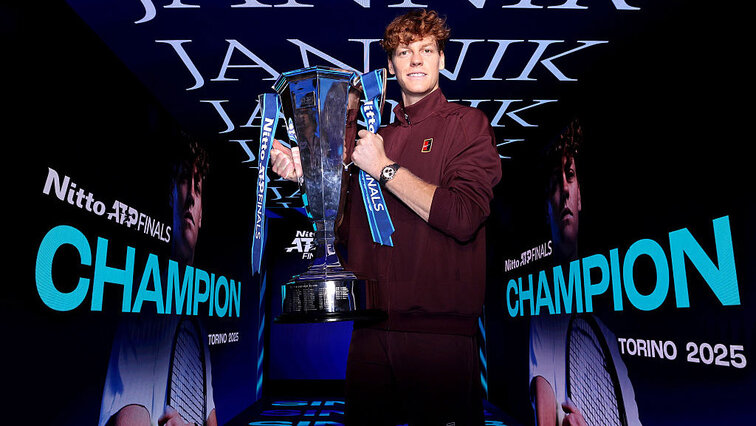 Jannik Sinner mit dem Pokal der ATP Finals 2025 Jannik Sinner mit dem Pokal der ATP Finals 2025