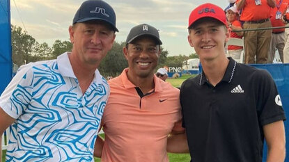 Petr Korda und Sohn Sebastian nehmen Tiger Woods in die Mitte Petr Korda und Sohn Sebastian nehmen Tiger Woods in die Mitte