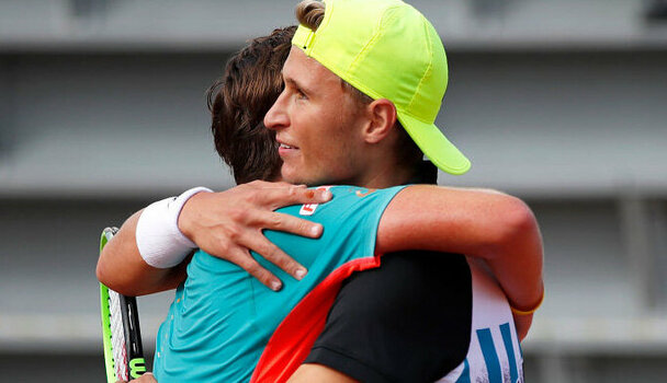 Leandro Riedi umarmt Dominic Stricker nach dem Junioren-Finale der French Open 2020