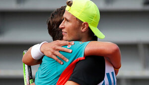 Leandro Riedi umarmt Dominic Stricker nach dem Junioren-Finale der French Open 2020