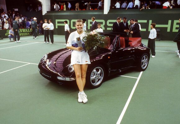 Der zweite Sieg für Publikumsliebling Huber, im Finale gegen Titelverteidigerin Mary Pierce. Diesmal darf Huber das Porsche 911 Carrera 4 Cabriolet auch fahren! Anke Huber