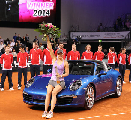 Sie bezeichnete sich auf Sand einst als "Kuh auf Eis" - damit ist längst Schluss: Porsche-Markenbotschafterin Maria Sharapova macht 2014 den Stuttgart-Hattrick und einen Porsche 911 Targa 4S klar! Maria Sharapova