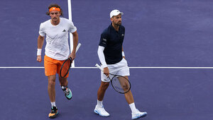 Stefanos Tsitsipas (l.) und Novak Djokovic verloren in zwei Sätzen