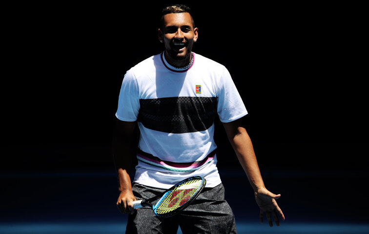 Nick Kyrgios hat von Stefanos Tsitsipas ein ganz besonderes "Geburtstagsgeschenk" erhalten. Nick Kyrgios received a very special "birthday present" from Stefanos Tsitsipas.