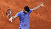 Manege frei: Carlos Alcaraz darf sich in der ersten Runde in Paris auf den Qualifikanten Giulio Zeppieri freuen.