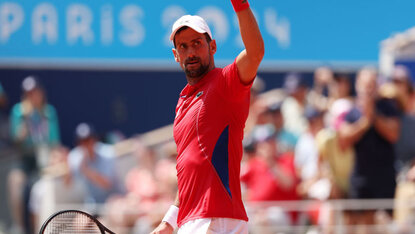 Novak Djokovic jubelt im Stade Roland-Garros bei den Olympischen Spielen 2024 Novak Djokovic jubelt im Stade Roland-Garros bei den Olympischen Spielen 2024