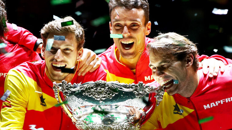 Pablo Carreno Busta, Roberto Bautista Agut und Rafael Nadal mit dem Davis Cup 2019 Pablo Carreno Busta, Roberto Bautista Agut und Rafael Nadal mit dem Davis Cup 2019