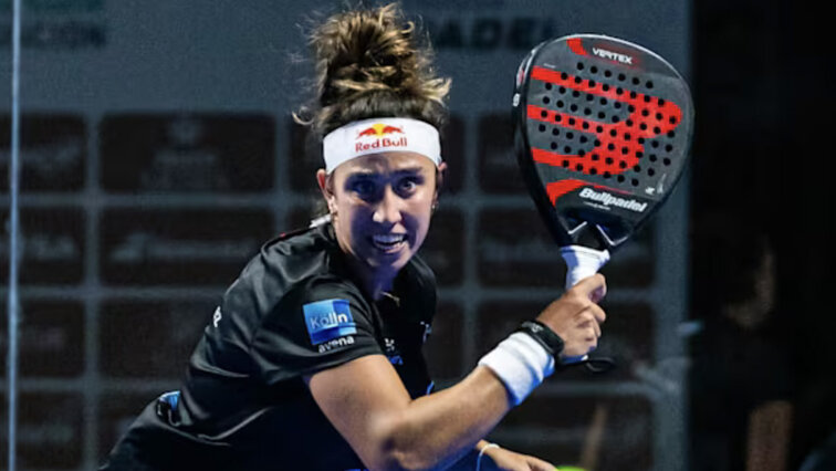 Bea González beim Aufschlag Bea González beim Aufschlag