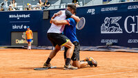 Lucas Miedler und Alexander Erler nach dem Finalsieg 2021 bei den Generali Open in Kitzbühel