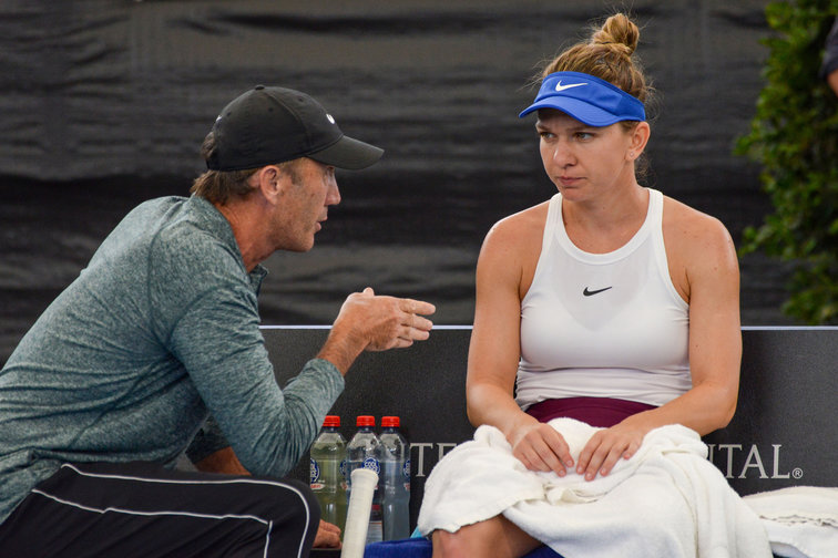 Simona Halep's trainer, Darren Cahill, speaks only positively about the test run for on-court coaching in Dubai.