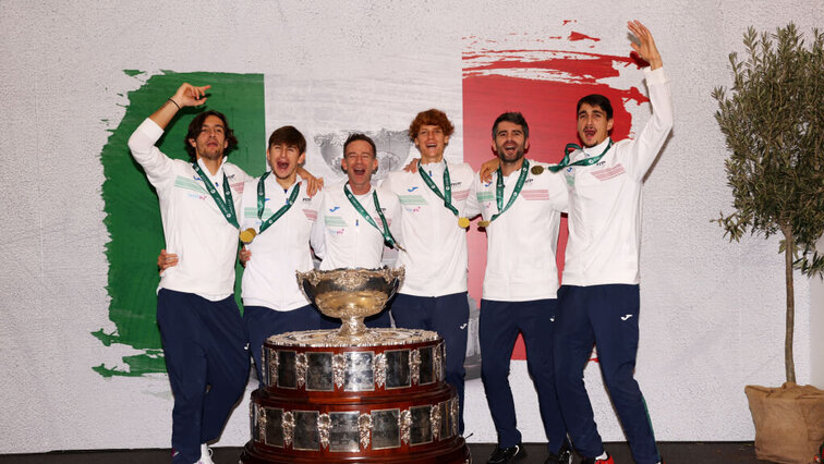 Italien feiert den Gewinn der dezent ausfallenden Davis-Cup-Trophäe.