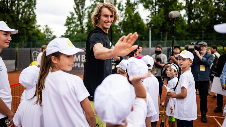 Auch die Tätigkeit für seine Stiftung bereitete Alexander Zverev in Hamburg Vergnügen. Auch die Tätigkeit für seine Stiftung bereitete Alexander Zverev in Hamburg Vergnügen.