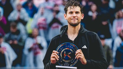 Dominic Thiem mit seiner Trophäe in Kitzbühel 2023 Dominic Thiem mit seiner Trophäe in Kitzbühel 2023