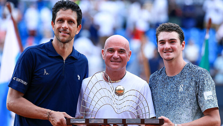 Marcelo Melo, Andre Agassi und Joao Fonseca am Sonntag in Rio de Janeiro Marcelo Melo, Andre Agassi und Joao Fonseca am Sonntag in Rio de Janeiro