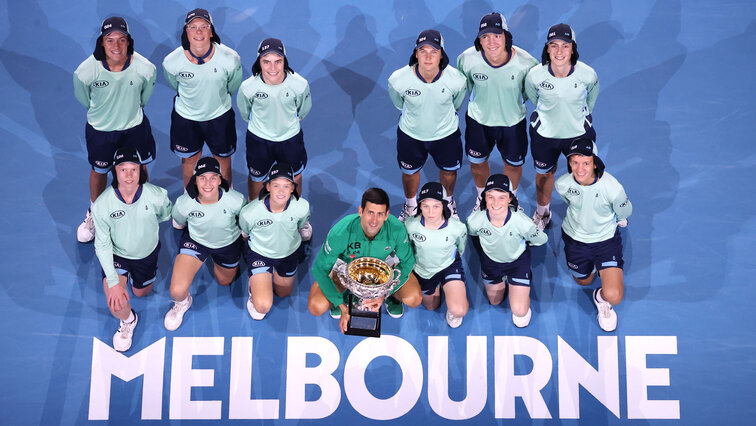 Der König von Melbourne mit seinem achten Siegerpokal Der König von Melbourne mit seinem achten Siegerpokal