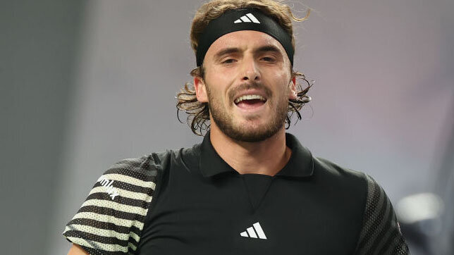 Ja! Ab und zu hat Stefanos Tsitsipas auch noch Freude am Tennis ...