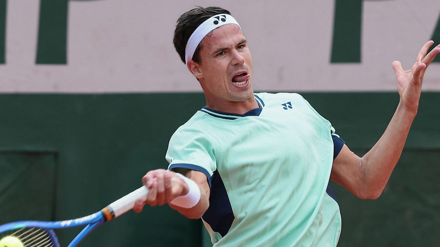 Roland-Garros: Nerves of steel advance to third round one