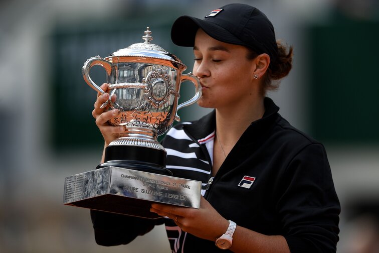 Aussie tennis player • cricket • golf • richmond tigers • dog lady • coffee lover : Ash Barty Trophy . Ashleigh Barty Uber French Open Verschiebung Freue Mich Das Turnier Zu Spielen Wann Immer Es Geplant Ist Tennisnet Com