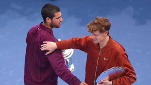 Carlos Alcaraz und Jannik Sinner nach dem Endspiel der US Open 2025