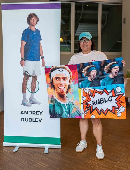 Zoe Bai reist für Andrey Rublev um die Welt Zoe Bai reist für Andrey Rublev um die Welt