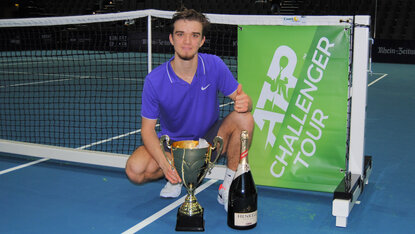 Tomas Machac mit der Siegertrophäe in Koblenz Tomas Machac mit der Siegertrophäe in Koblenz
