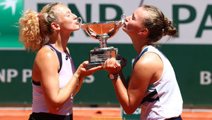 Dritter gemeinsamer Grand-Slam-Pokal für Katerina Siniakova und Barbora Krejcikova