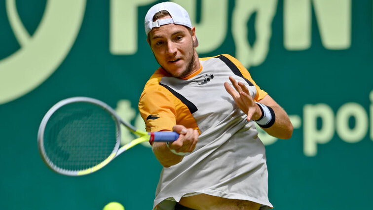 Jan-Lennard Struff ist in HalleWestfalen schon in Runde eins gescheitert Jan-Lennard Struff failed in HalleWestfalen in round one