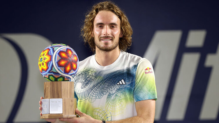 Stefanos Tsitsipas mit seiner zehnten Trophäe Stefanos Tsitsipas mit seiner zehnten Trophäe