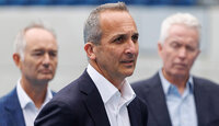 Andrew Abdo (Mitte) hat Craig Tiley (rechts) als CEO von Tennis Australia beerbt
