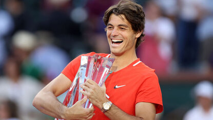 Nein, das ist die Trophäe in Indian Wells 2022, die Taylor Fritz da in Händen hält Nein, das ist die Trophäe in Indian Wells 2022, die Taylor Fritz da in Händen hält