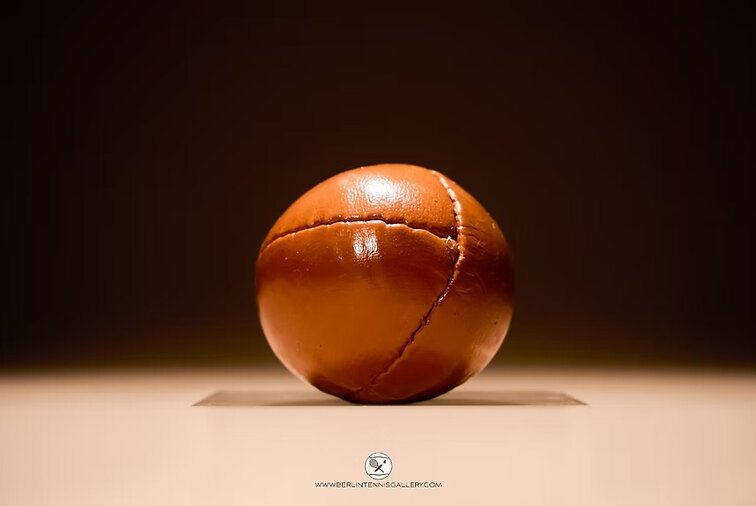 Ja, man hat dereinst auch mit Lederbällen Tennis gespielt Ja, man hat dereinst auch mit Lederbällen Tennis gespielt