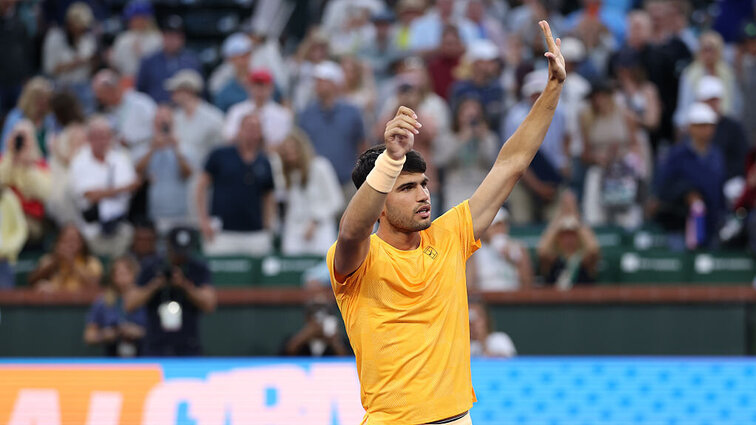 Carlos Alcaraz freute sich bei seinem ersten Auftritt in Indian Wells über prominente Unterstützung. Carlos Alcaraz freute sich bei seinem ersten Auftritt in Indian Wells über prominente Unterstützung.