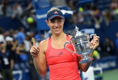 Angelique Kerber mit der US-Open-Siegertrophäe 2016 Angelique Kerber mit der US-Open-Siegertrophäe 2016