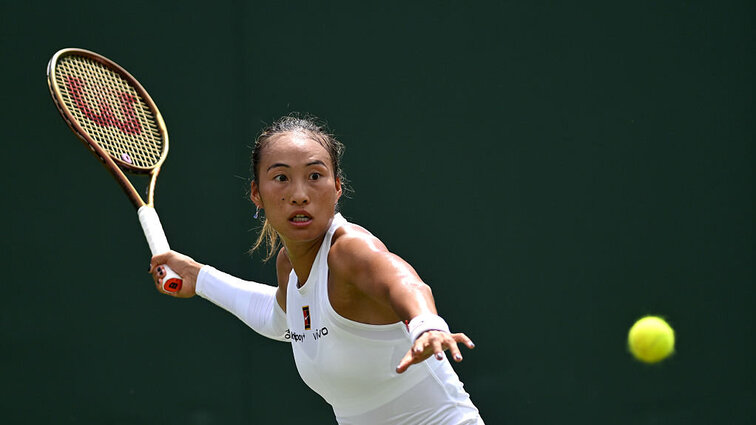 Qinwen Zheng nimmt nach langer Auszeit die gelbe Filzkugel auch wieder auf der Tour ins Visier. Qinwen Zheng nimmt nach langer Auszeit die gelbe Filzkugel auch wieder auf der Tour ins Visier.