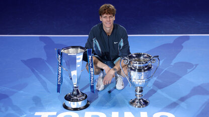 Jannik Sinner mit den Pokalen für die Nummer eins und den Sieg bei den ATP Finals Jannik Sinner mit den Pokalen für die Nummer eins und den Sieg bei den ATP Finals