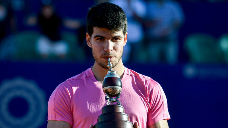 Carlos Alcaraz mit dem Siegerpokal in Buenos Aires 2023 Carlos Alcaraz mit dem Siegerpokal in Buenos Aires 2023