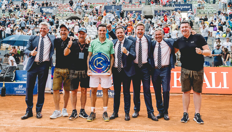 Große Freude beim OK-Team und Turniersieger Roberto Bautista Agut Große Freude beim OK-Team und Turniersieger Roberto Bautista Agut