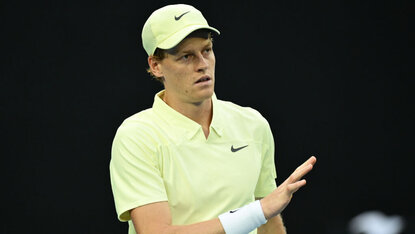 Jannik Sinner kämpfte sich angeschlagen mit einer Willensleistung ins Viertelfinale der Australian Open 2025. Getty Images