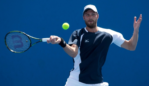 Daniel Brands serviert sich in die zweite Runde ·