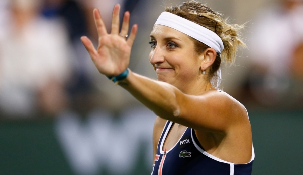 INDIAN WELLS, CA - MARCH 18: Timea Bacsinszky of Switzerland waves in her match against Serena Williams of USA during day ten of the BNP Paribas Open tennis at the Indian Wells Tennis Garden on March 18, 2015 in Indian Wells, California. (Photo by ...