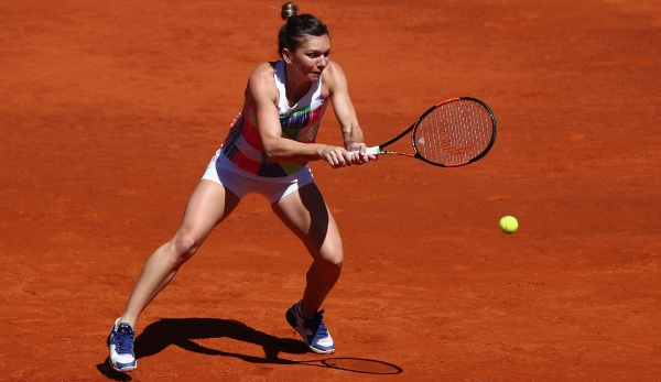 MADRID, SPAIN - MAY 03: Simona Halep of Romania in action against Karin Knapp of Italy during day four of the Mutua Madrid Open tennis tournament at the Caja Magica on May 03, 2016 in Madrid, Spain. (Photo by Julian Finney/Getty Images)