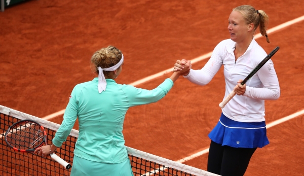 PARIS, FRANCE - JUNE 02: Kiki Bertens of Netherlands shakes hands with Timea Bacsinszky of Switzerland following her victory during the Ladies Singles quarter final match on day twelve of the 2016 French Open at Roland Garros on June 2, 2016 in Pari...
