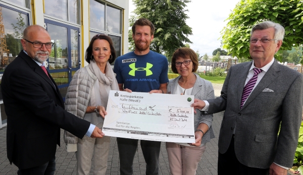 Die soziale Einrichtung „Wertkreis“ in HalleWestfalen erhielt von den Turnier-Verantwortlichen der GERRY WEBER OPEN einen 5.000 Euro-Scheck und bei der Übergabe waren dabei (von links): Michael Buschsieweke (Geschäftsführer Wertkreis), Elke Hardiec