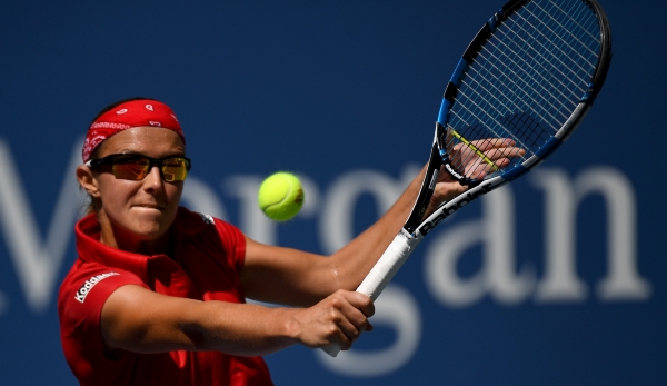 NEW YORK, NY - AUGUST 30: Kirsten Flipkens of Belgium returns a shot to Simona Halep of Romania during her first round Women's Singles match on Day Two of the 2016 US Open at the USTA Billie Jean King National Tennis Center on August 30, 2016 in the...