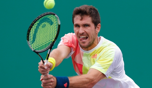 SHANGHAI, CHINA - OCTOBER 13: Mischa Zverev of Germany returns a shot against Marcel Granollers of Spain during the Men's singles third round match on day five of Shanghai Rolex Masters at Qi Zhong Tennis Centre on October 13, 2016 in Shanghai, Chin...