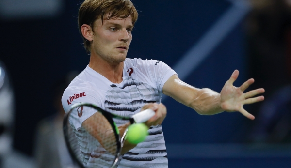 SHANGHAI, CHINA - OCTOBER 14: David Goffin of Belgium returns a shot against Andy Murray of Great Britain during day six of Shanghai Rolex Masters at Qi Zhong Tennis Centre on October 14, 2016 in Shanghai, China. (Photo by Lintao Zhang/Getty Images)